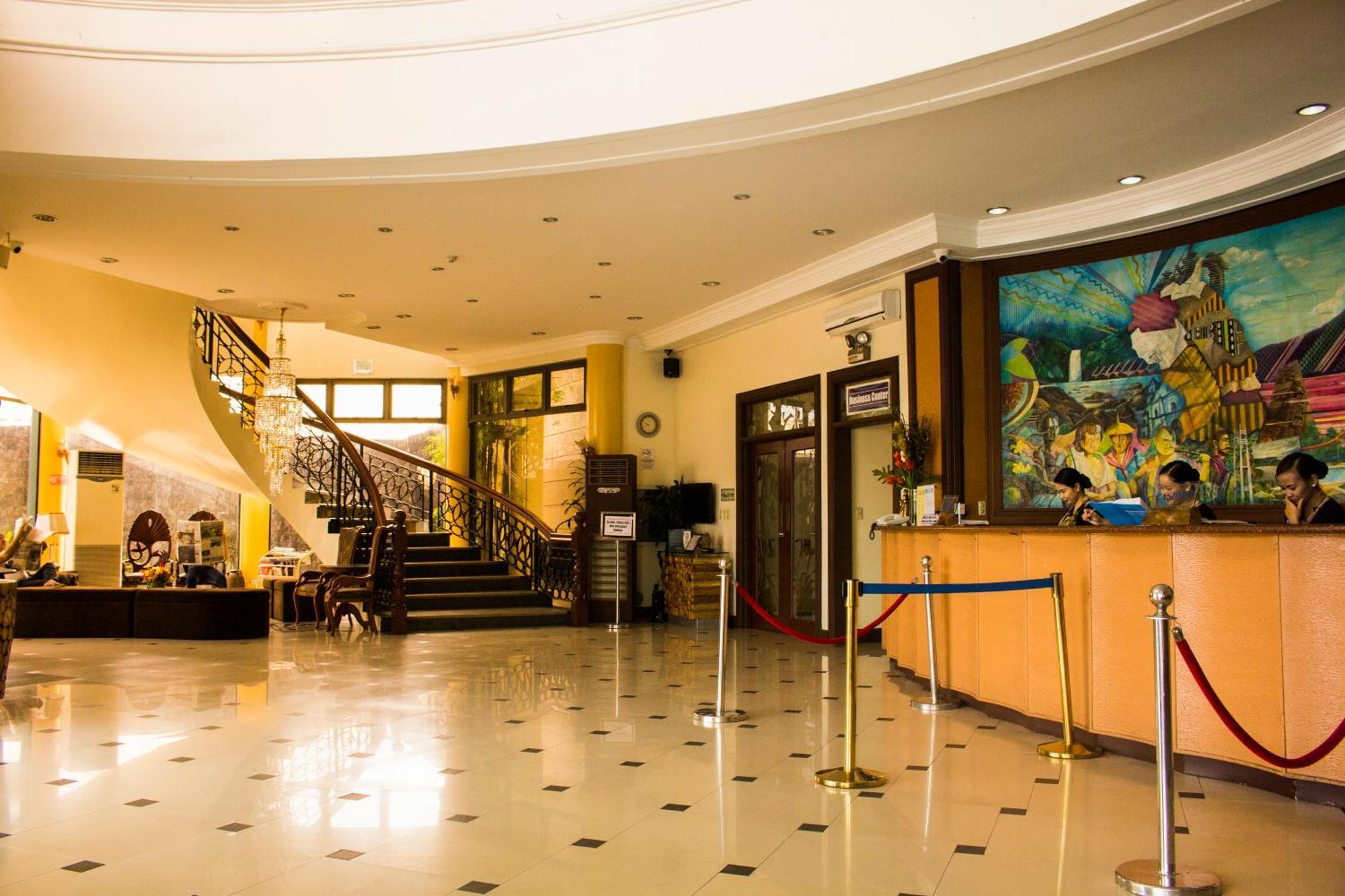 Crown Royale Hotel Balanga Exterior photo
