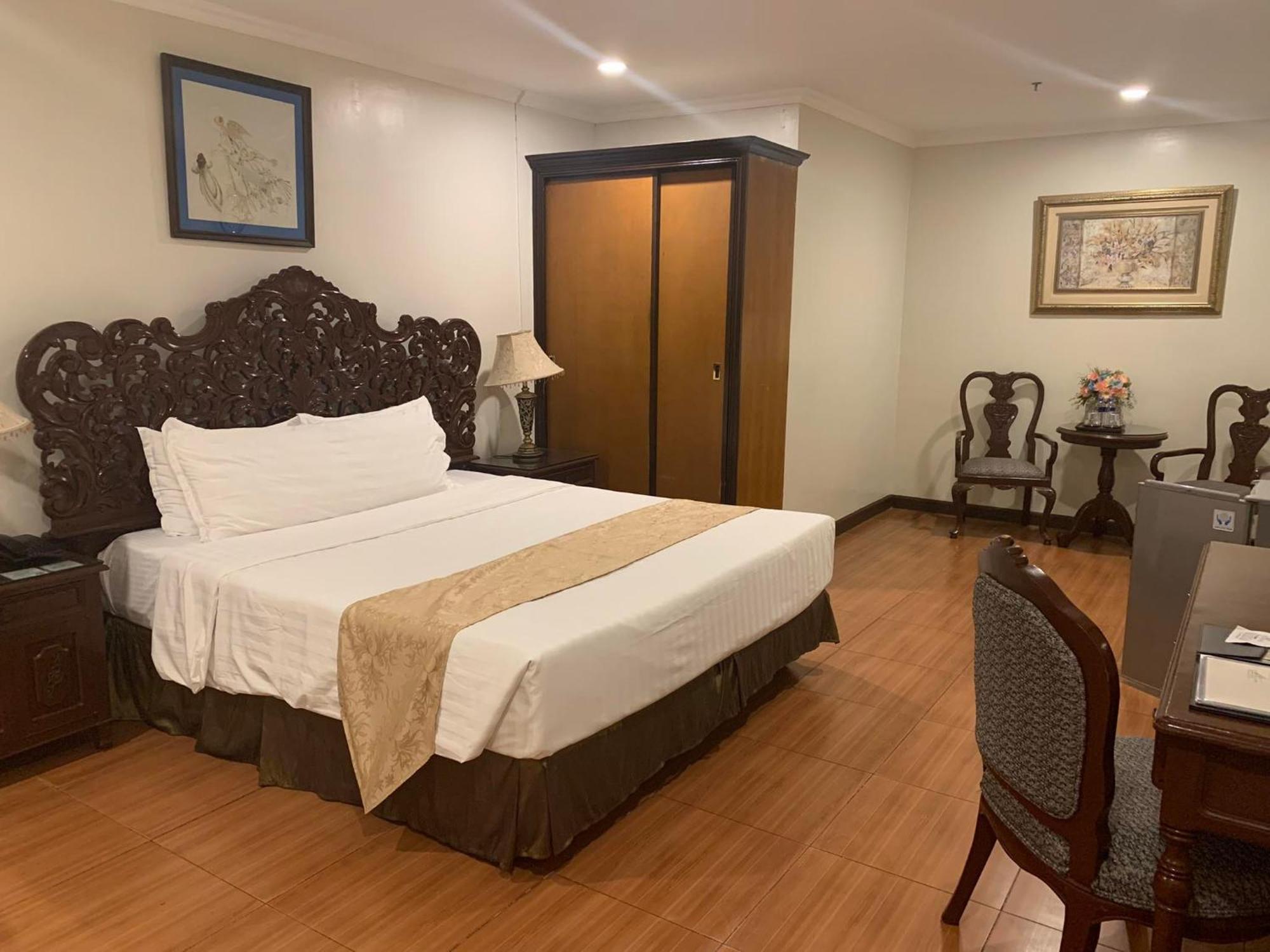 Crown Royale Hotel Balanga Exterior photo