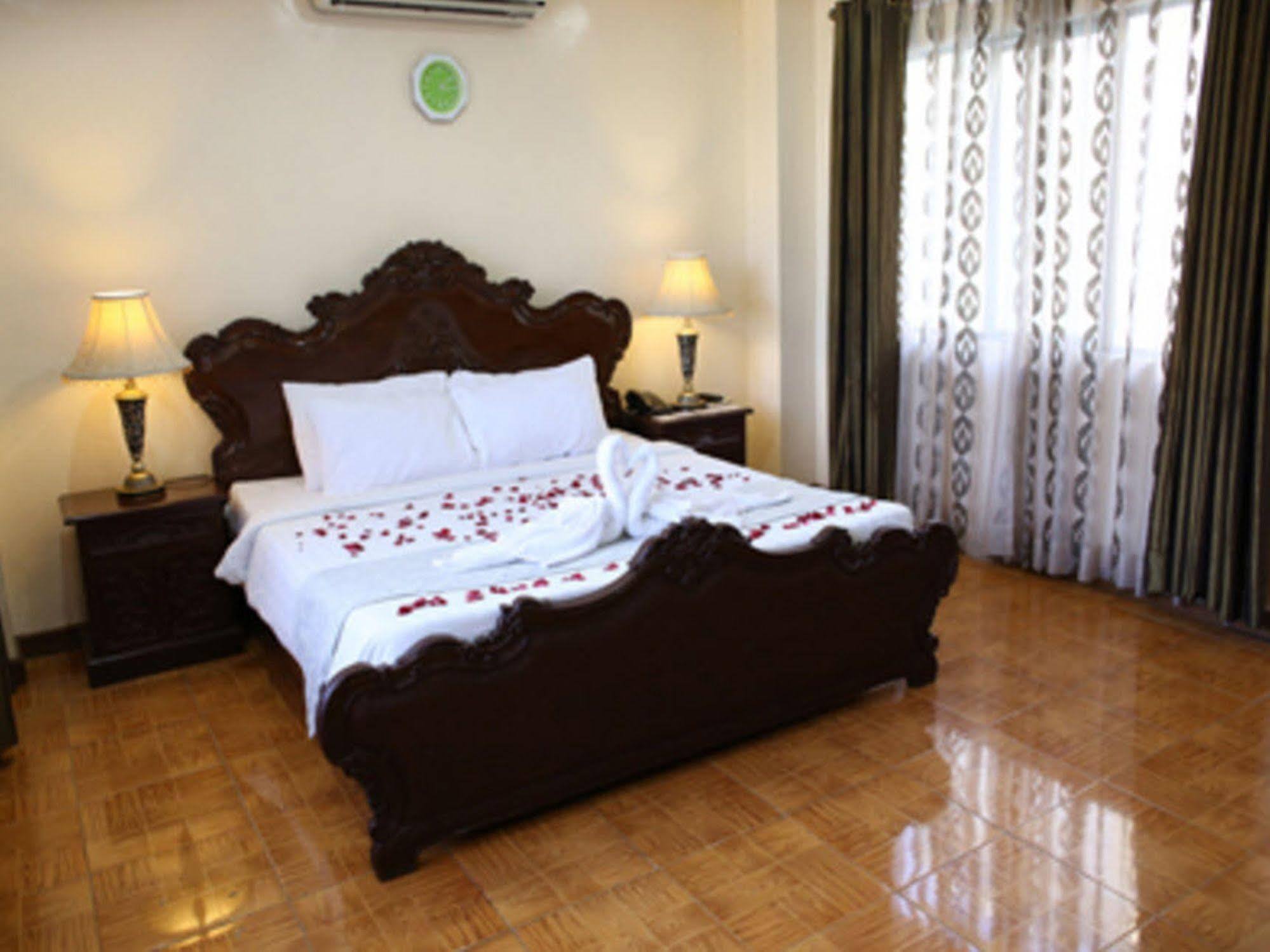 Crown Royale Hotel Balanga Exterior photo