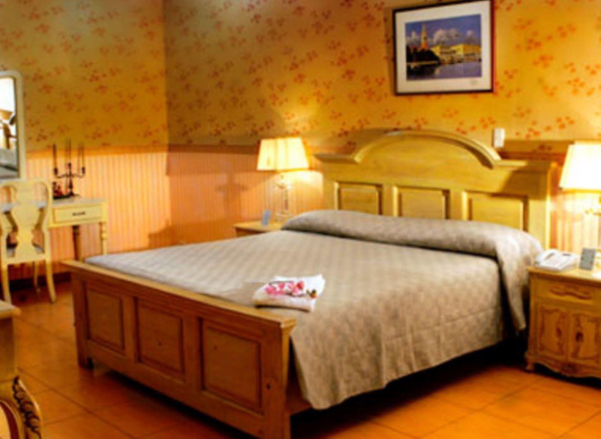 Crown Royale Hotel Balanga Exterior photo