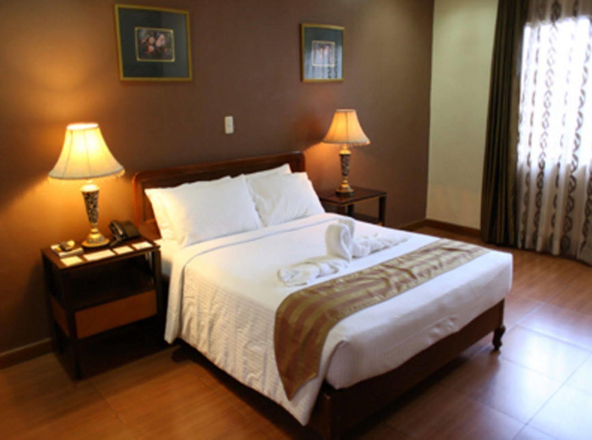 Crown Royale Hotel Balanga Exterior photo