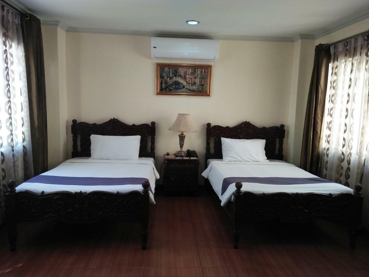 Crown Royale Hotel Balanga Exterior photo